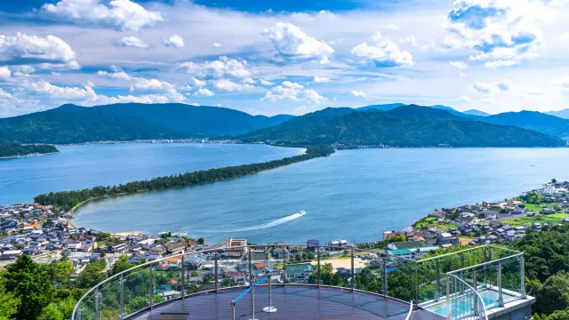 全長約3.6公里約5,000株高大茂盛的松樹茂密生長，風光明媚的景致被列為『日本三景』之一