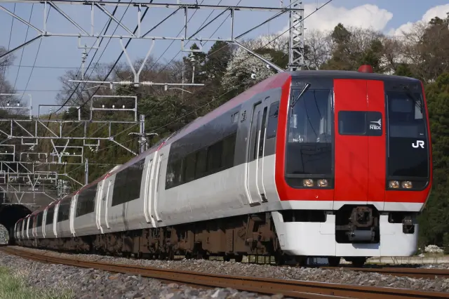 從成田機場搭乘成田特快「N'EX」可快速、舒適的抵達橫濱