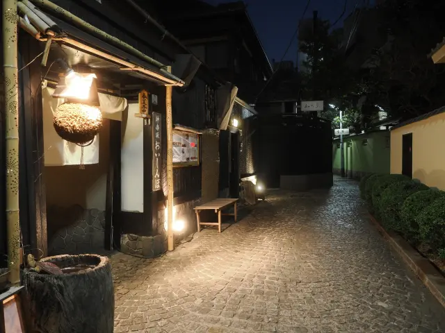 昔日风情与现代街景交错相融的石板路巷弄