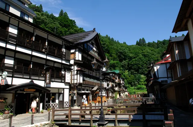 洋風の木造多層建築が立ち並ぶレトロモダンな雰囲気の温泉街