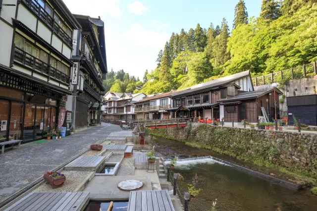温泉街の中心には足湯もあり