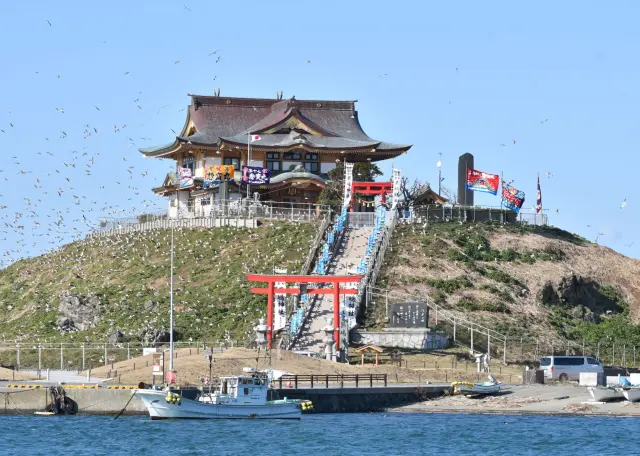 石段を上がった先に佇む永仁4年（1269）創建の神社
