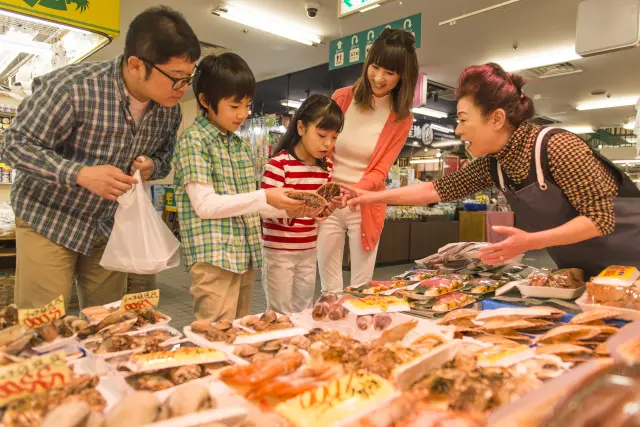 新鮮な魚介がずらりと並ぶ、活気あふれるセンター内