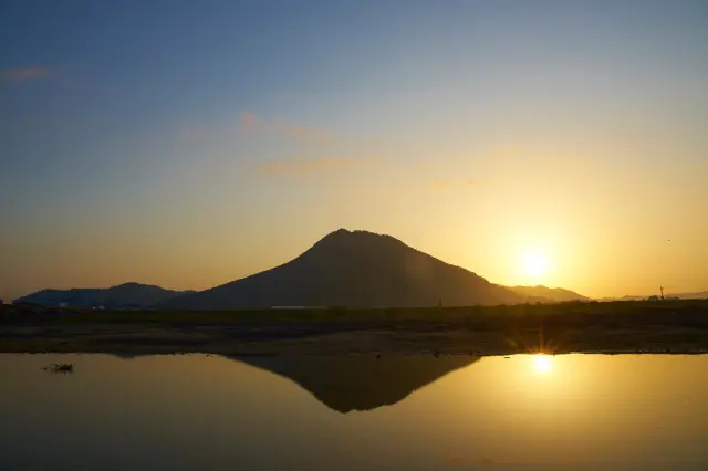稜線が美しく、近江富士とも呼ばれる三上山