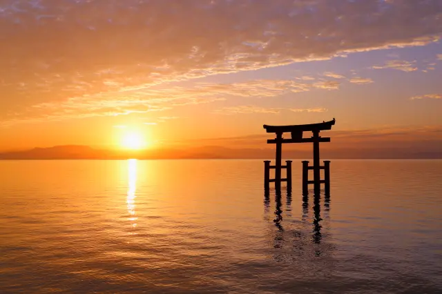 美しい湖中の鳥居で知られる白鬚神社も湖西エリアだ