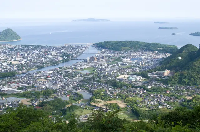 從海拔373公尺的田床山觀景台俯瞰萩市的街景