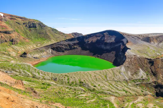 被群山環繞、水面變幻為深綠、藍色和翡翠綠的神秘湖泊
