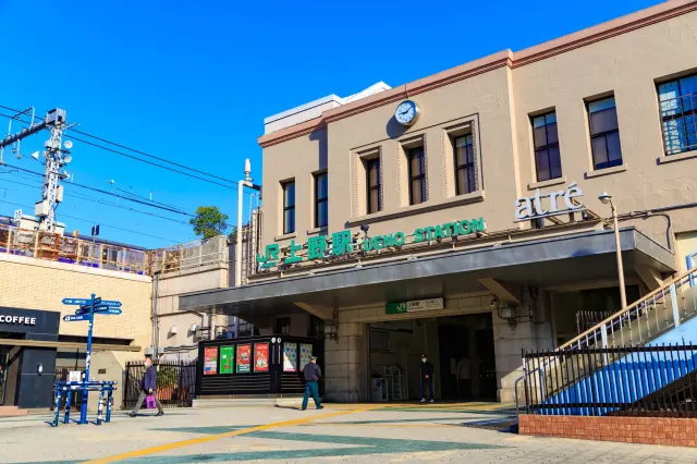 憑藉多樣的交通選擇與便利的地理位置，JR上野站是旅人的必訪之地