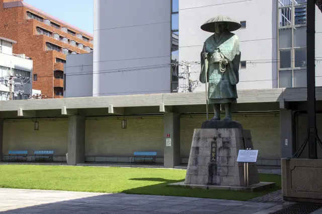 日本各地皆保留有淨土真宗的開山祖師親鸞聖人的雕像