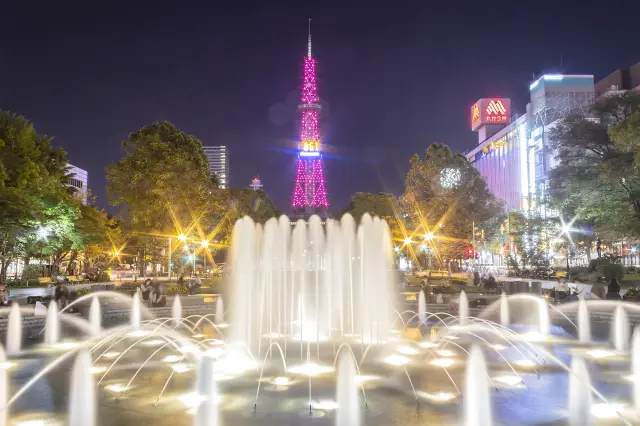 以札幌電視塔為背景，燈光點綴的噴泉營造出美麗的景觀