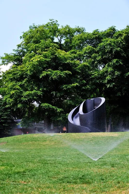 遊樂・活動區內造型獨特，富有創意的滑梯「Black Slide Mantra」