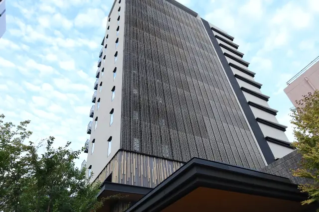 Lush greenery and a natural ambiance. An entrance that heightens anticipation.