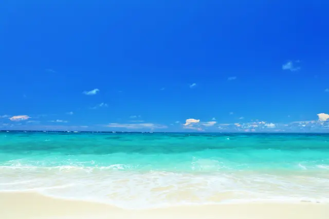 夏天的宫古岛。在耀眼阳光下闪闪发亮的碧海蓝天