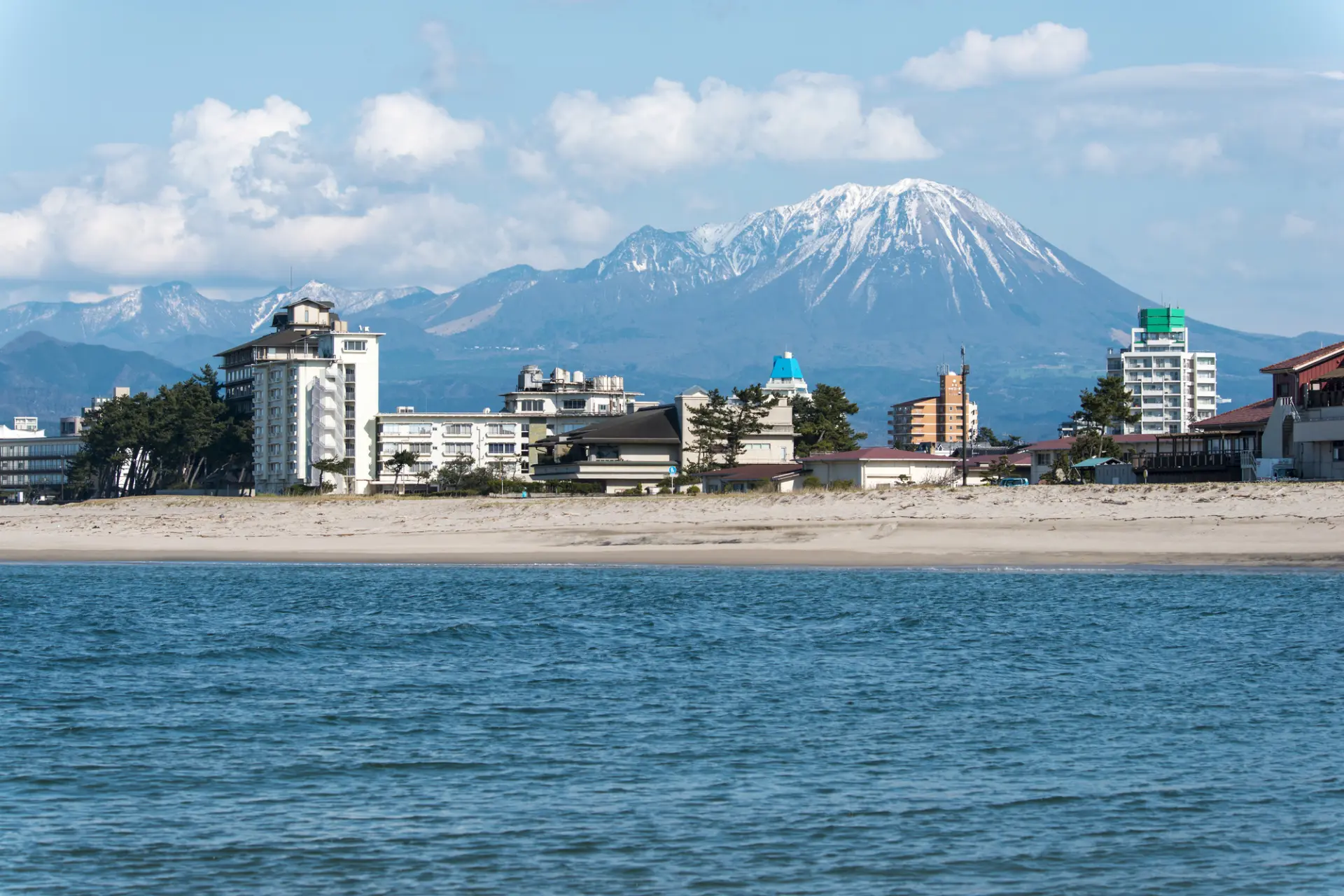 9 Popular Tourist Spots Where You Can Fully Enjoy the Charms of