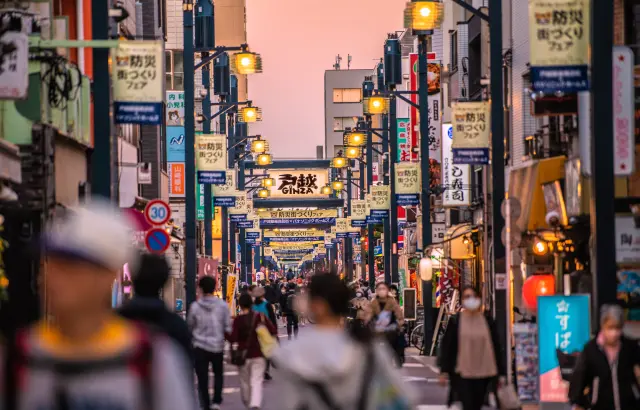 由當地居民經營，且主要為當地民眾提供購物及美食等各項服務的商店街