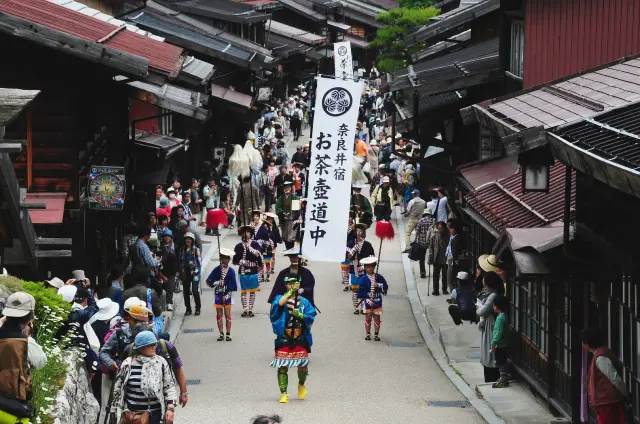 千本格子の家々や旅籠などが軒を連ねる江戸時代の情緒ただよう町並みを散策