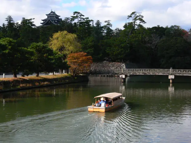 可欣賞優雅街景與自然風光的觀光遊覽船