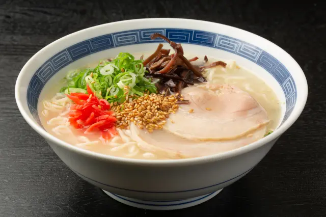 濃厚かつクリーミーな味が特徴の豚骨ラーメン