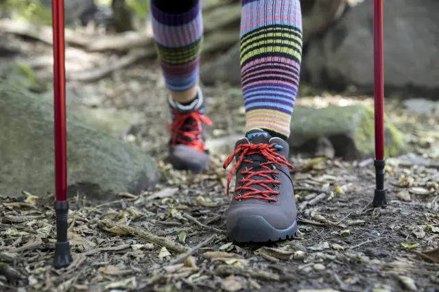 为了安全地享受登山乐趣，务必准备好专业的登山鞋