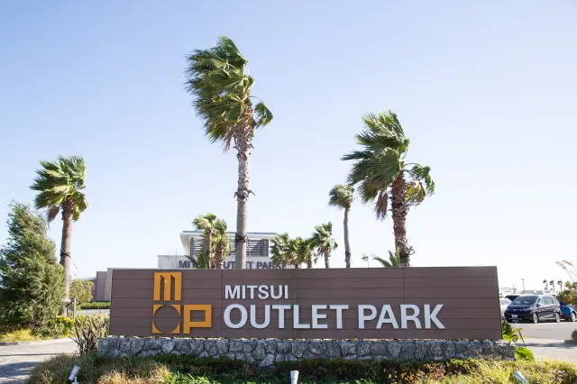MITSUI OUTLET PARK KISARAZU exudes a tropical resort atmosphere.