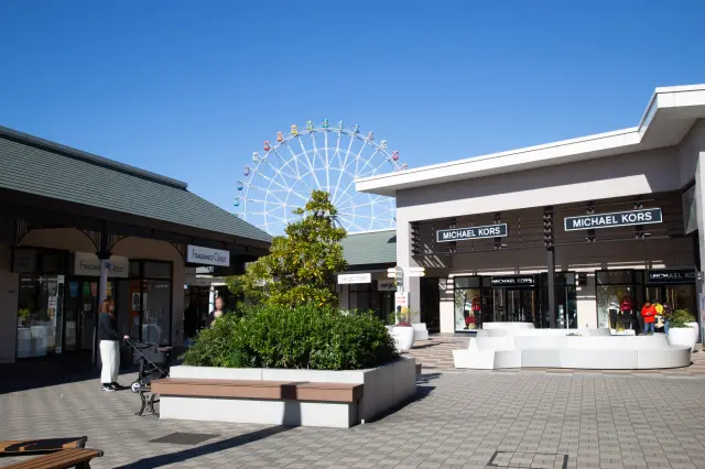 A comfortable and open zone with a view of the Ferris wheel