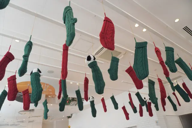 A warm welcome with plenty of Snoopy decorations right at the entrance