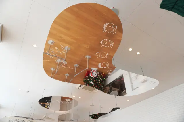 The Peanuts Gang illustrated on the mirror