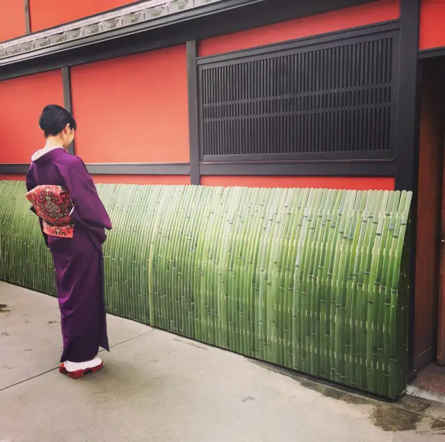 This is commonly seen in streetscapes lined with old buildings, such as in Kyoto. It adds a sense of charm and atmosphere.