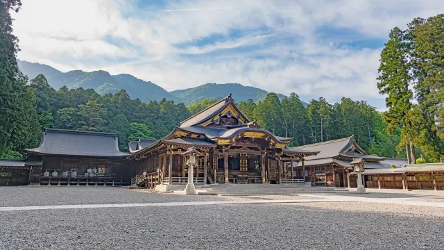 新潟屈指のパワースポット！彌彦神社の観光ガイド