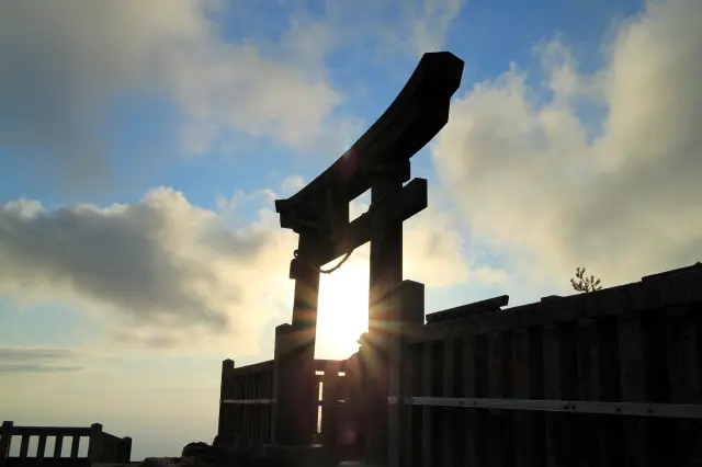 朝廷をはじめ幕府や武将から守られてきた歴史と由緒ある神社