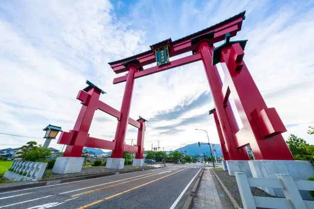 参拝者を迎える大迫力の大鳥居