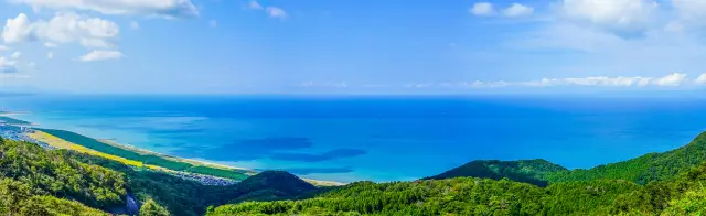 弥彦山山頂からは日本海の眺望も楽しめる