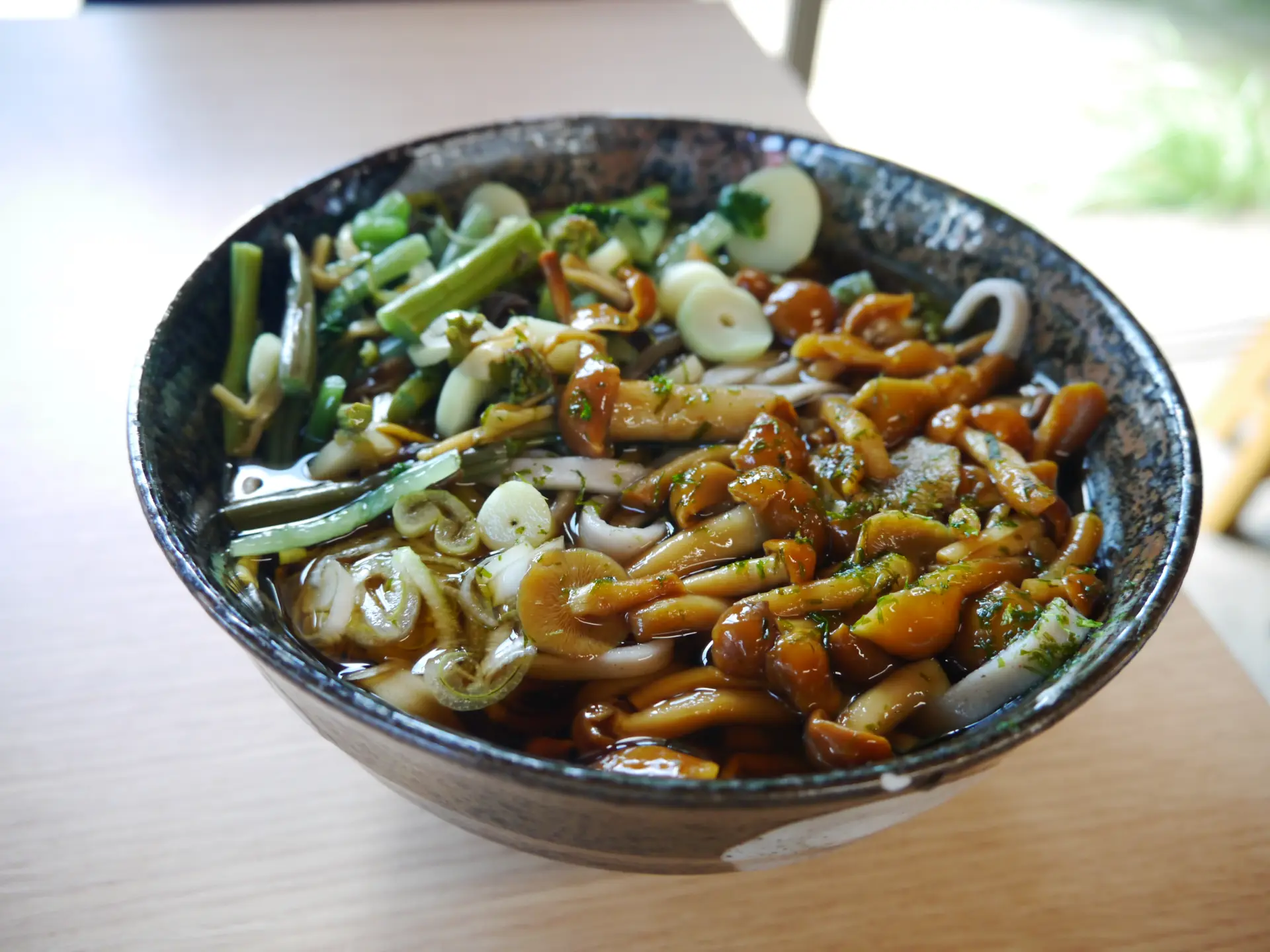 有大量滑菇和山菜的「滑菇蕎麥麵」，溫熱的高湯療癒疲憊的身體