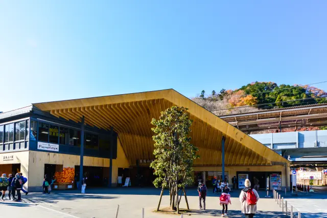 別忘了欣賞由享譽國際的建築大師隈研吾設計的車站建築