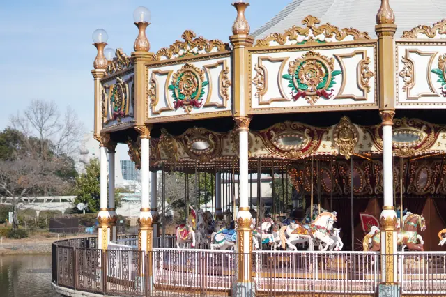 設置在水上的旋轉木馬「Carousel Water Lily」
