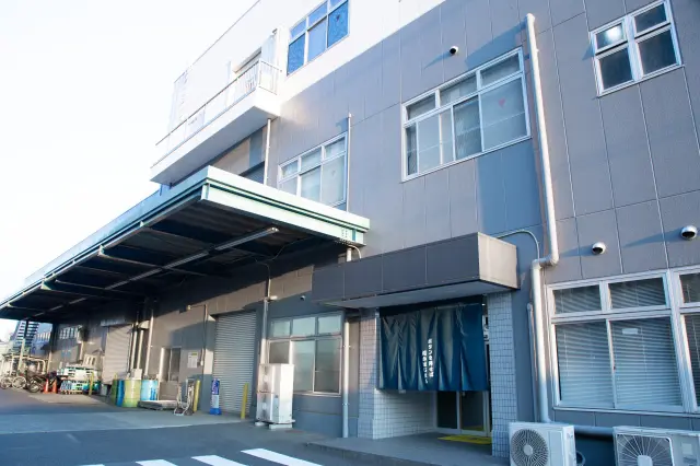 附設於工廠内的「OSEBA」掛著醒目的暖簾