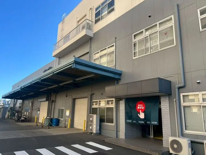 附設於工廠内的「OSEBA」掛著醒目的暖簾
