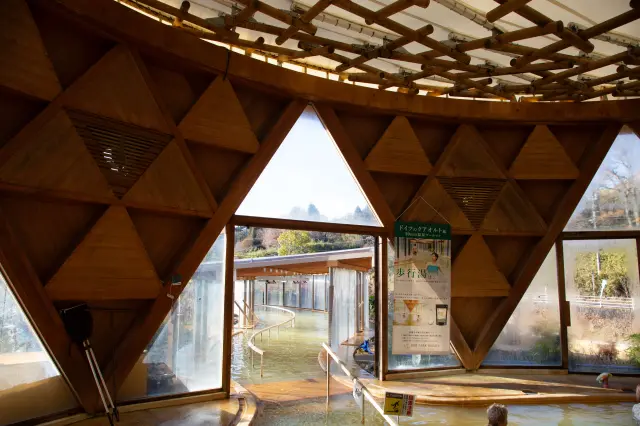 Walking slowly through the 50-meter-long “walking bath” boosts metabolism and warms the body.