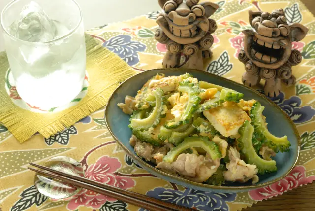 盡情享用以苦瓜炒豆腐為首的沖繩料理與泡盛酒（※圖片僅供參考）