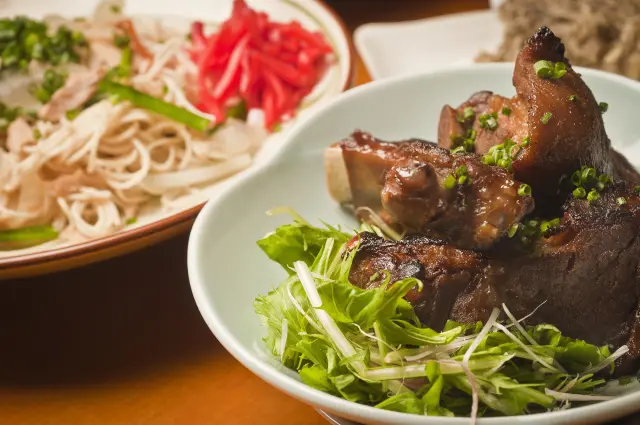 一邊品嚐沖繩料理，一邊聆聽島歌，度過沖繩特有的美好時光（圖片僅供參考）