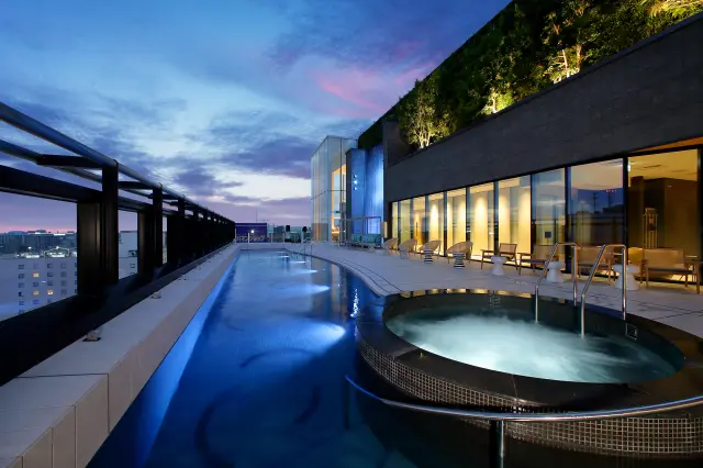 有頂樓SPA及含露台客房的都會度假飯店，帶來與眾不同的住宿時光