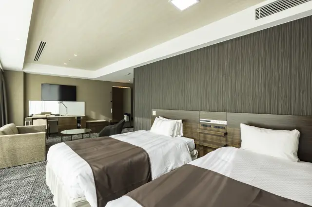 以大片玻璃外牆營造開放感，富有設計美感的飯店