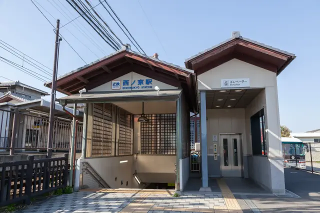 薬師寺や唐招提寺に近い位置にある西ノ京駅