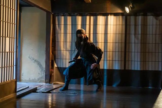 忍者屋敷裡有工作人員打扮成忍者帶來機關表演