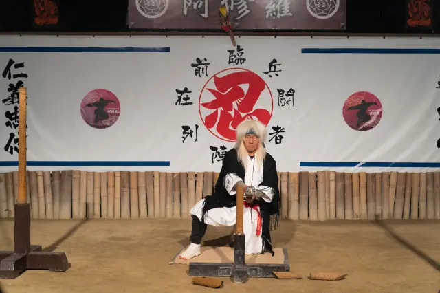 浮田半藏用真劍表演居合拔刀術