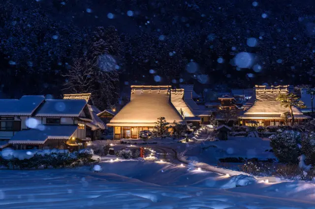 被白雪覆蓋的里山風景宛如幻境