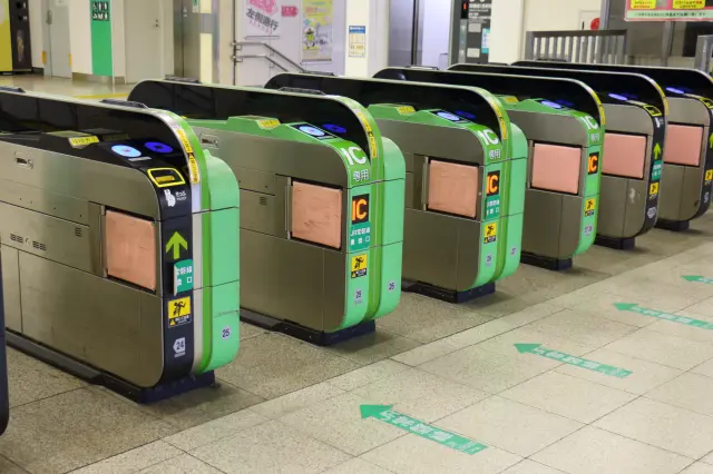 青春18車票和一般的電車車票相同，使用自動閘門即可