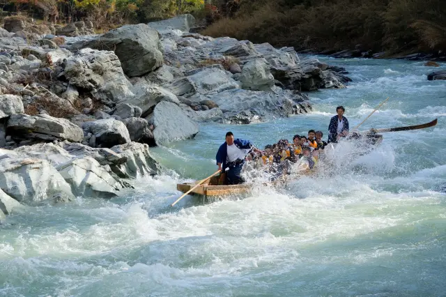 從船上欣賞春日的溪谷美景