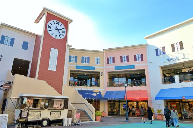 The iconic clock tower of the outlet mall, located in A Block.
