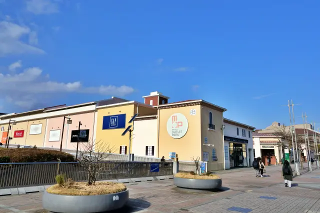 An outlet mall conveniently located just a two-minute walk from the station